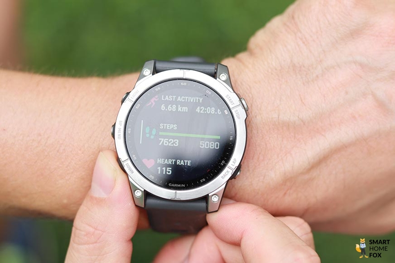You can see the Garmin Fenix 7.